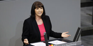 Politikerin mit dunklen Haar am Rednerpult des Bundestags