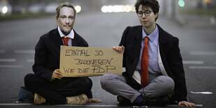 2 Personen mit roten Schlipsen halten ein SChild, "Einmal so blockieren wie die FPD"