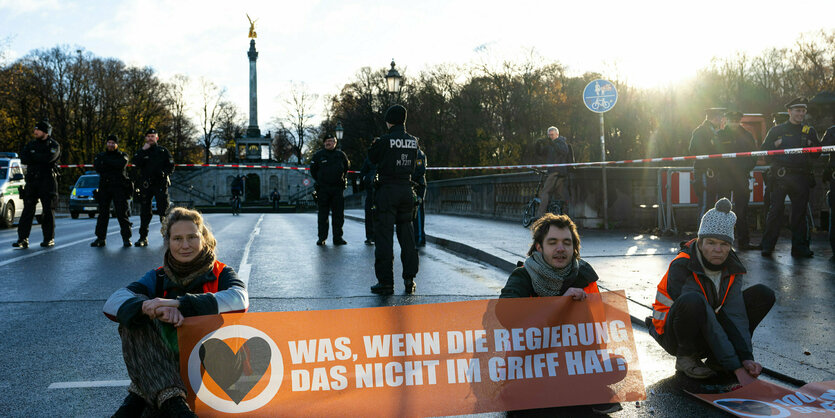 Blockade von Aktivist:innen auf einer Straße.