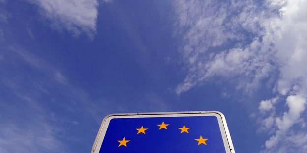 EU-Schild vor blauem Himmel