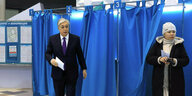 Präsident Tokajew mit Wahlzettel.