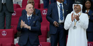 Fifa-Präsident Infantino und der Emir von Katar im Fußballstadion