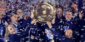 Spielerinnen der norwegischen Handball-Nationalmannschaft feiern einen Sieg.
