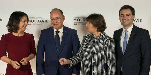 Baerbock in a red dress and the foreign ministers of Moldova, France and Romania