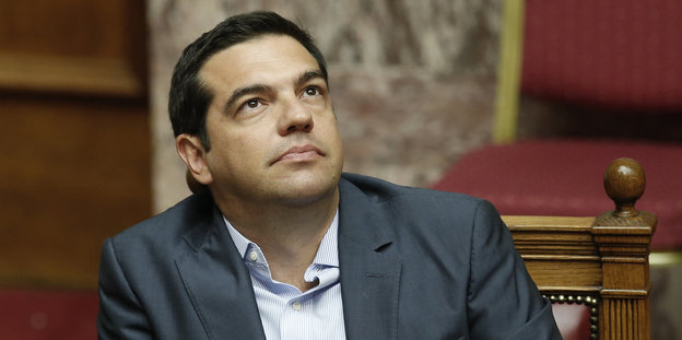 Alexis Tsipras guckt nach oben.