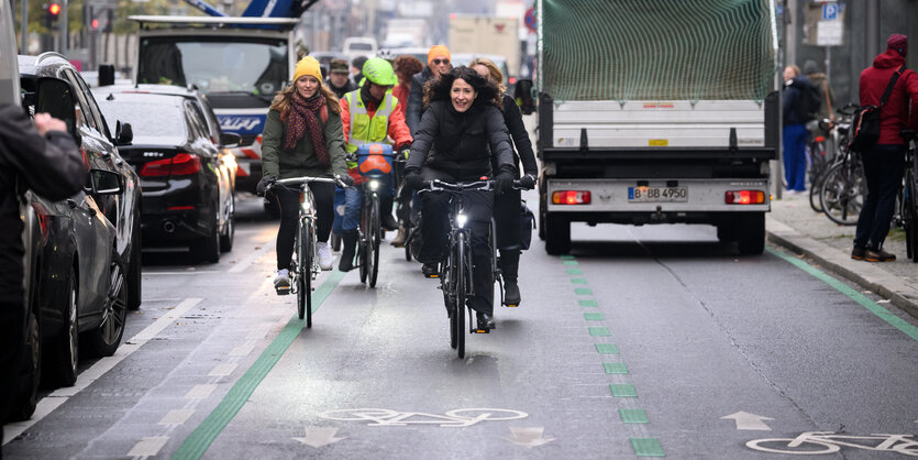 Bettina Jarasch (M, Bündnis 90/Die Grünen), Berliner Senatorin für Umwelt, Verkehr, Klima- und Verbraucherschutz, fährt zur Eröffnung mit dem Fahrrad durch die neue Fahrradstraße in der Charlottenstraße zwischen Unter den Linden und Leipziger Straße. Auf dem Straßenabschnitt am Gendarmenmarkt weisen Markierungen, Schilder und Piktogramme darauf.