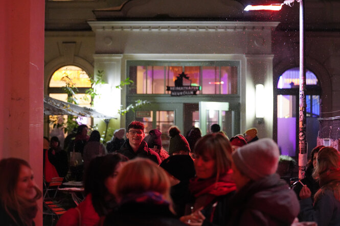 Das Publikum des 30. Open Mike wartet vor dem Eingang des Heimathafen Neukölln.