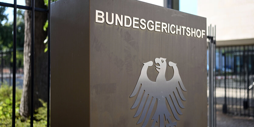 Ein Hinweisschild mit Bundesadler und dem Schriftzug «Bundesgerichtshof», aufgenommen vor dem Bundesgerichtshof (BGH).