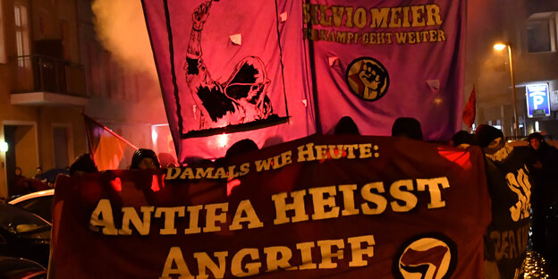 Ein Demoblock mit dem Front-Transpi: Antifa heißt Angriff