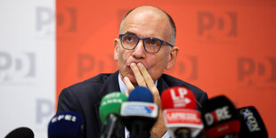 Enrico Letta von der PD bei einer Pressekonferenz.