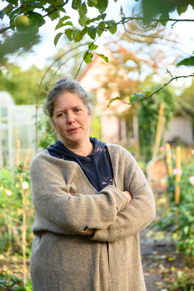 Claudia Werner steht in ihrem Garten