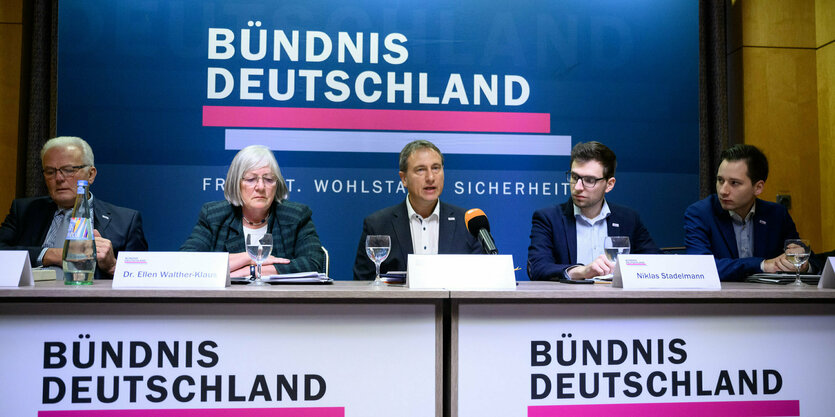 Mehrer Personen bei einer Pressekonferenz.