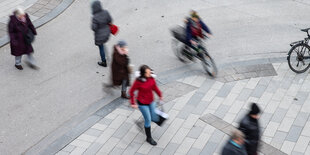 Passanten gehen über eine Straße