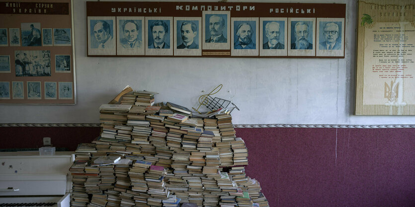 Ein Stapel Bücher in einem Flur