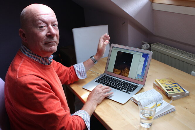 Portrait von Hansjürgen Köhler an seinem Schreibtisch