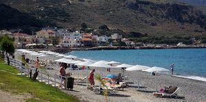 Urlauber am Strand von Kreta