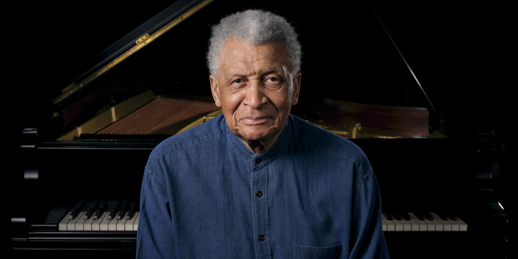 Abdullah Ibrahim vor einem Flügel