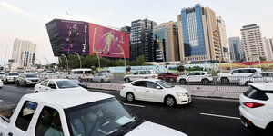 Stau in Doha vor einer Fifa-Reklame