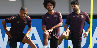 Fußballspieler beim Aufwärmtraining.