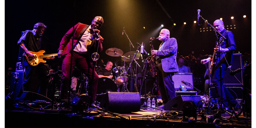 Auf einer Bühne spielt der Saxophonist Peter Brötzmann mit der Band Oxbow