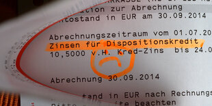 Trauriges Smiley auf Kontoauszug, Dispozinsen sind markiert.