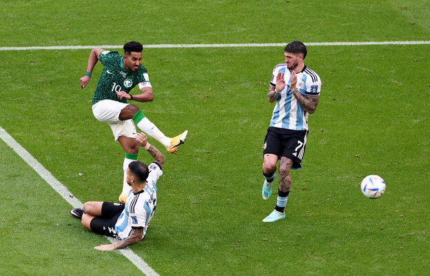 Ein Fußball schießt den Ball. Ein Fußball schießt den Ball.
