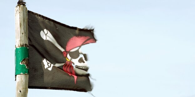 Zerfetzte Piratenflagge.