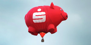 Luftballon mit Sparkassenlogo im Himmel