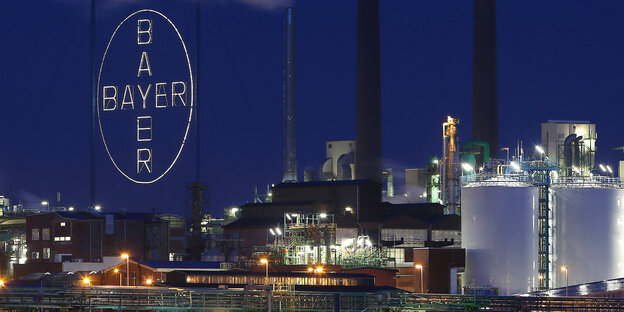 Bayer-Werk in Leverkusen bei Nacht.