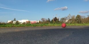 Eine Boßel-Kugel rollt auf den Fotografen zu