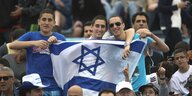 Drei israelische Fußballfans mit der Flagge ihres Landes