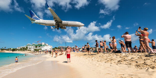 Ein Flugzeug über einem Strand.