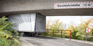 Ein Transporter unter einer Brücke.