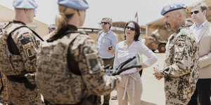 Außenministerin Baerbock mit Bundeswehrsoldat:innen in Mali.