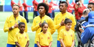 Brasilianische Nationalspieler halten sich während der Hymne die Faust auf die Brust