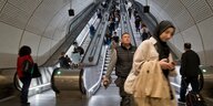 Menschen auf einer Rolltreppe in einem U-Bahnhof