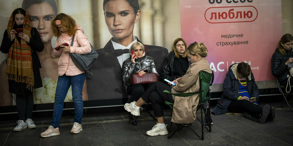 Junge Frauen mit Handys im U-Bahnschacht