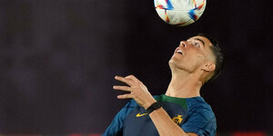 Ronaldo balanciert den Ball auf dem Kopf