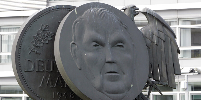 Die Skulptur vor dem KfW-Gebäude zeigt Münzen mit Ludwig Erhard und der Deutschen Mark