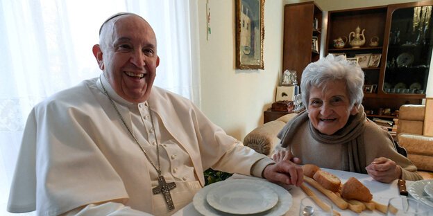 Der Papst mit der Mutter des Kölner Kardinals am Kaffeetisch