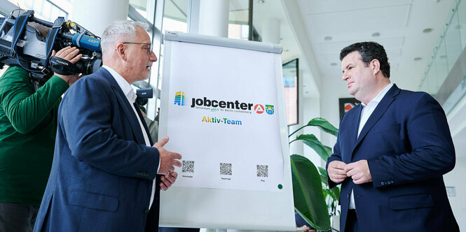 Arbeitsminister Heil beim Besuch eines Jobcenters.