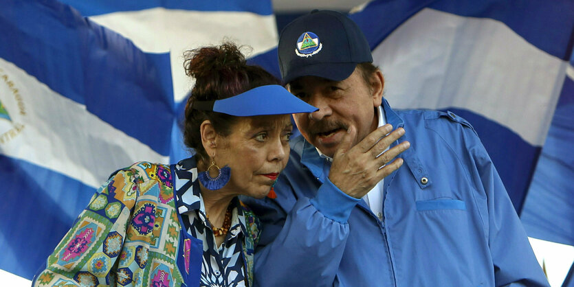 Daniel Ortega flüstert seiner Frau Rosario Murillo etwas ins Ohr