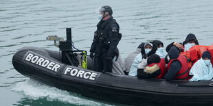 Ein Rettungsboot mit Menschen an Bord.