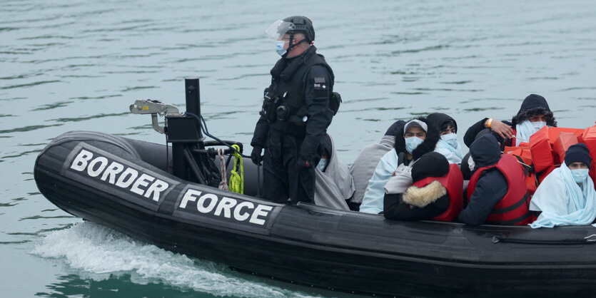 Ein Rettungsboot mit Menschen an Bord.