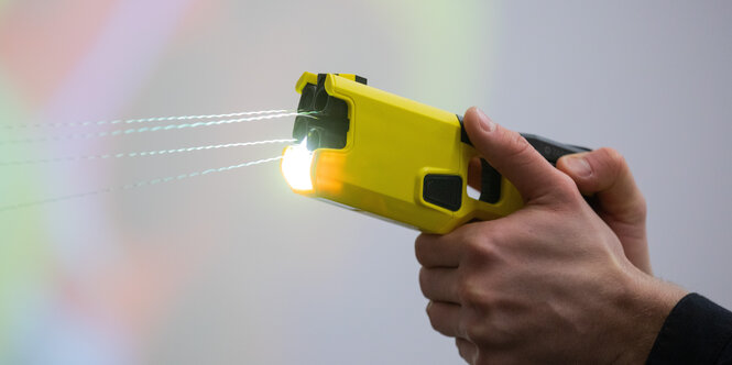 Ein Taser wird abgeschossen