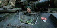 Junger Mann schaut aus einem russischen Panzer