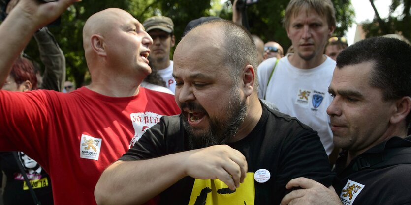 Menschen skandieren auf einer Demonstration