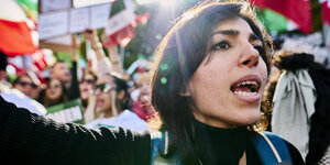 Protestierende Frau auf einer Iran-Demo