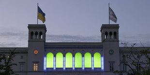 Hamburger Bahnhof mit grünen Licht