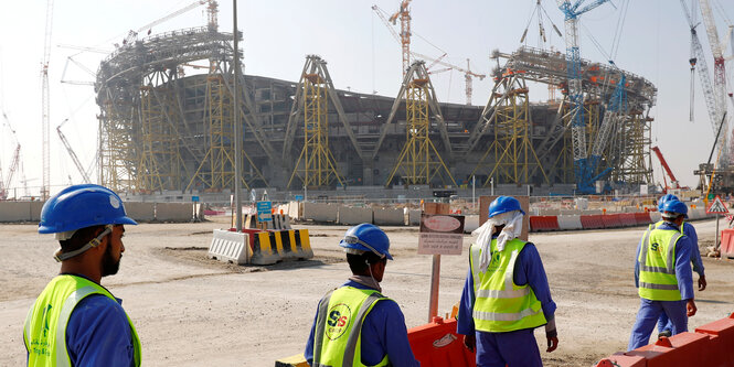 Baustelle eines Fußballstadiums.